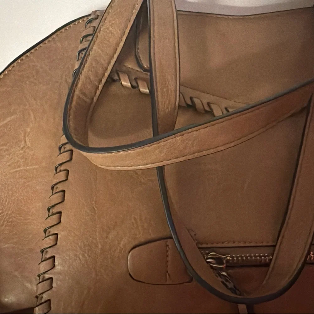 BCBG Maxazria Women's Handbag Zipper Closure 100% Leather material  Brown Color‎